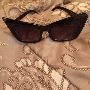 Chic Black Cat-Eye Sunglasses